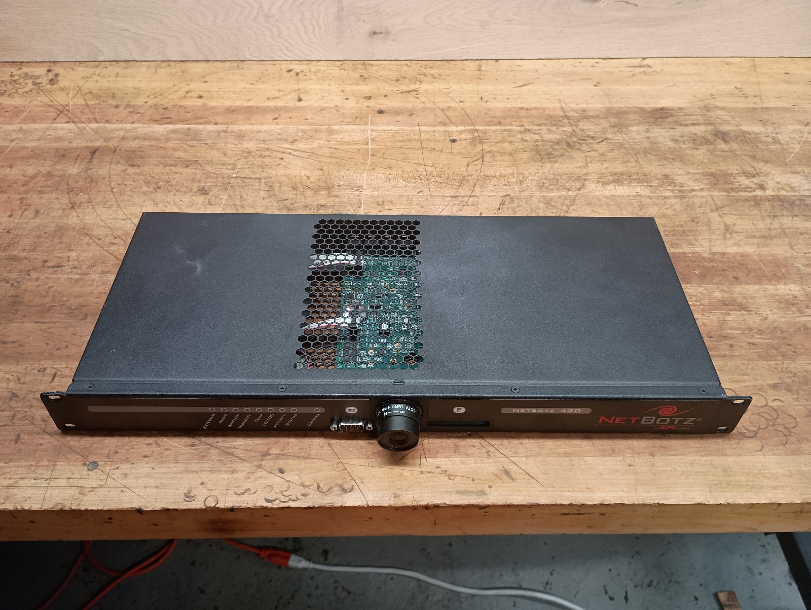 APC NetBotz 420 Rack-Mountable Monitoring Appliance with Camera – Preowned