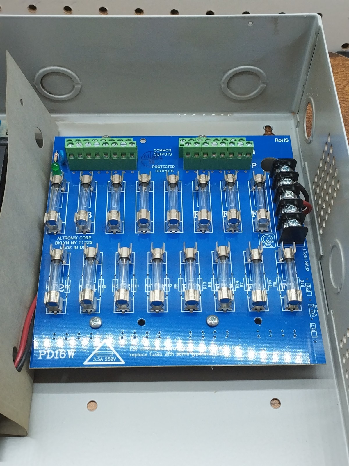 Altronix ALTV1224DC2 CCTV Power Supply 16 Fused Outputs Locking Enclosure 12/24V