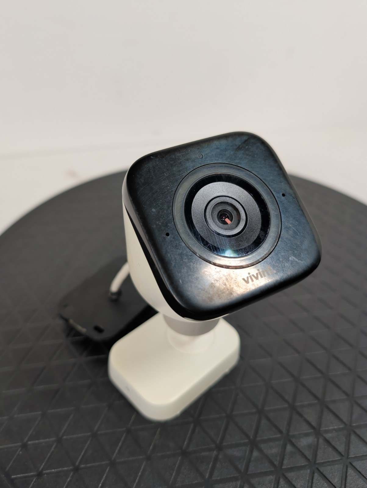 Vivint Outdoor Camera Pro VS-ODC300-WHT 1080p Cube Camera W/ Back Plate Sun Fade