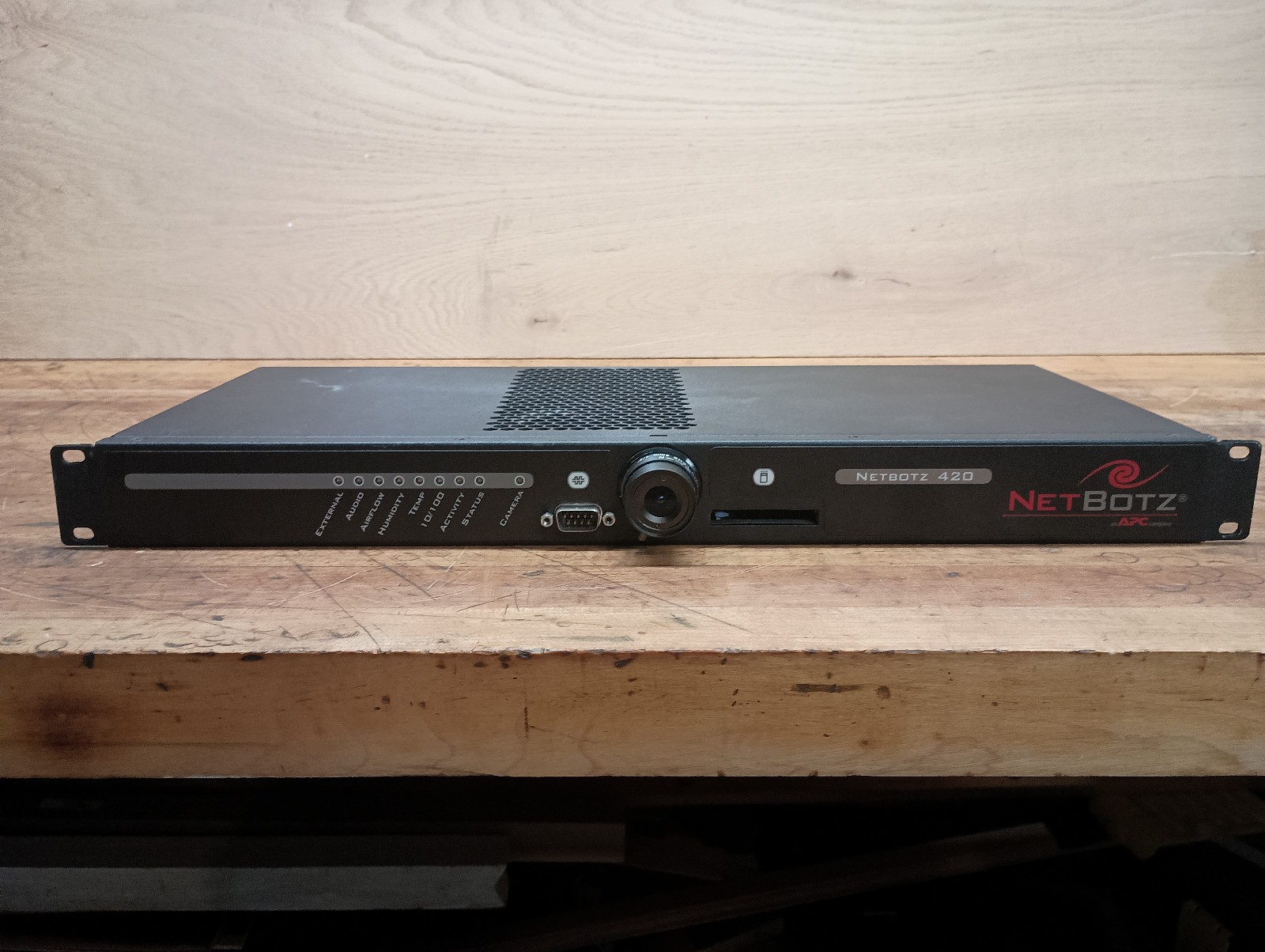 APC NetBotz 420 Rack-Mountable Monitoring Appliance with Camera – Preowned