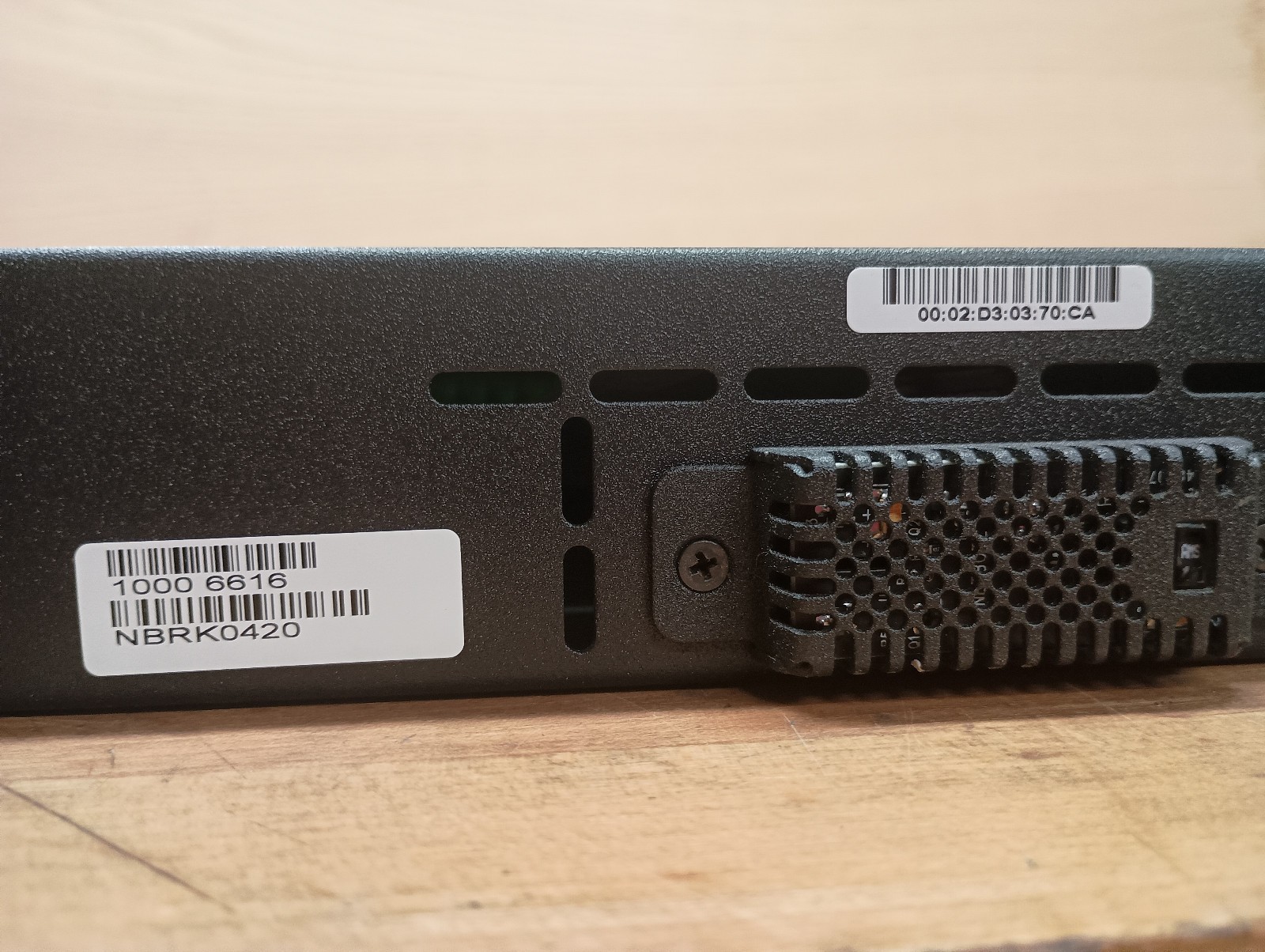 APC NetBotz 420 Rack-Mountable Monitoring Appliance with Camera – Preowned