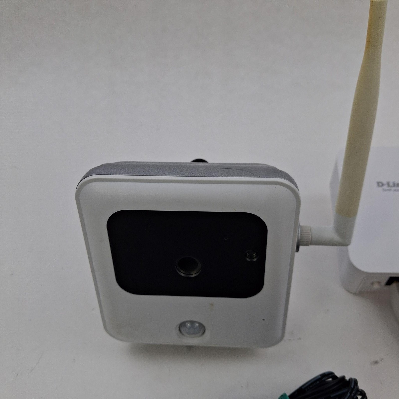 ADT OC810-ADT Wi-Fi Outdoor Surveillance Camera D-Link DHP-600AV White Kit