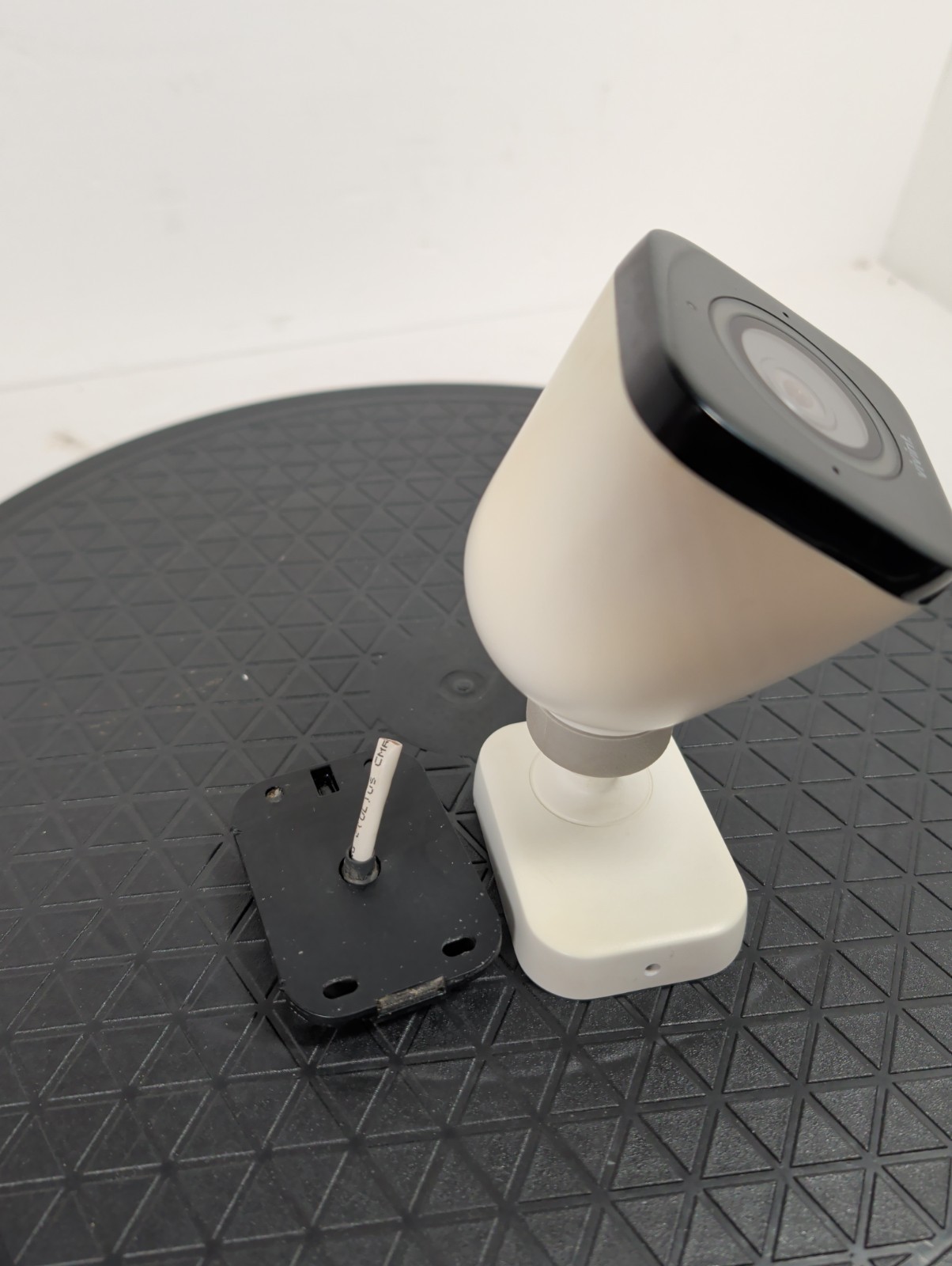 Vivint Outdoor Camera Pro VS-ODC300-WHT 1080p Cube Camera W/ Back Plate Sun Fade