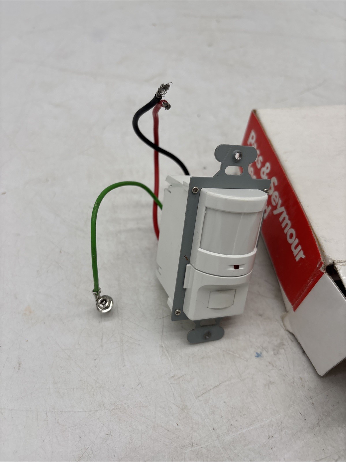 LEGRAND PASS & SEYMOUR #WS3000-W PASSIVE INFRARED WALL SWITCH- 800W/120V- White