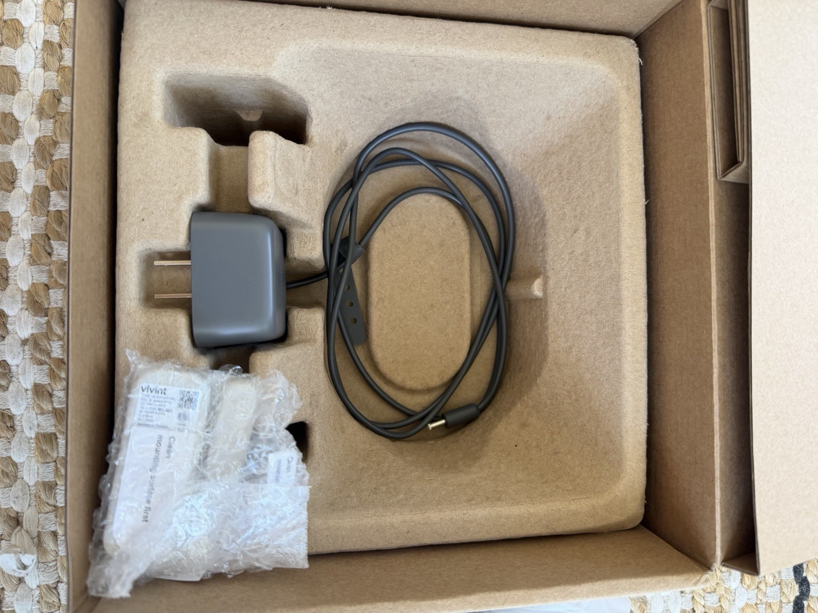 Vivint Smart Hub Pro Smart Home Hub VS-SHP000-001 Wi-Fi Wired/Wireless