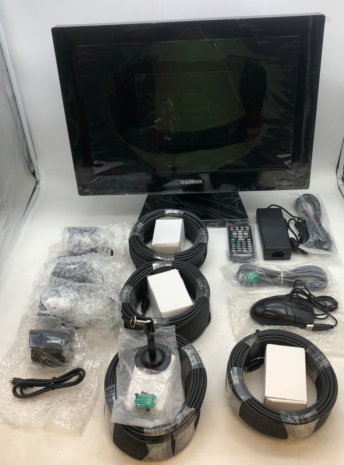 Lorex High Resolution Camera System, 4x Camera Cables 20″ LCD Monitor 320GB DVR