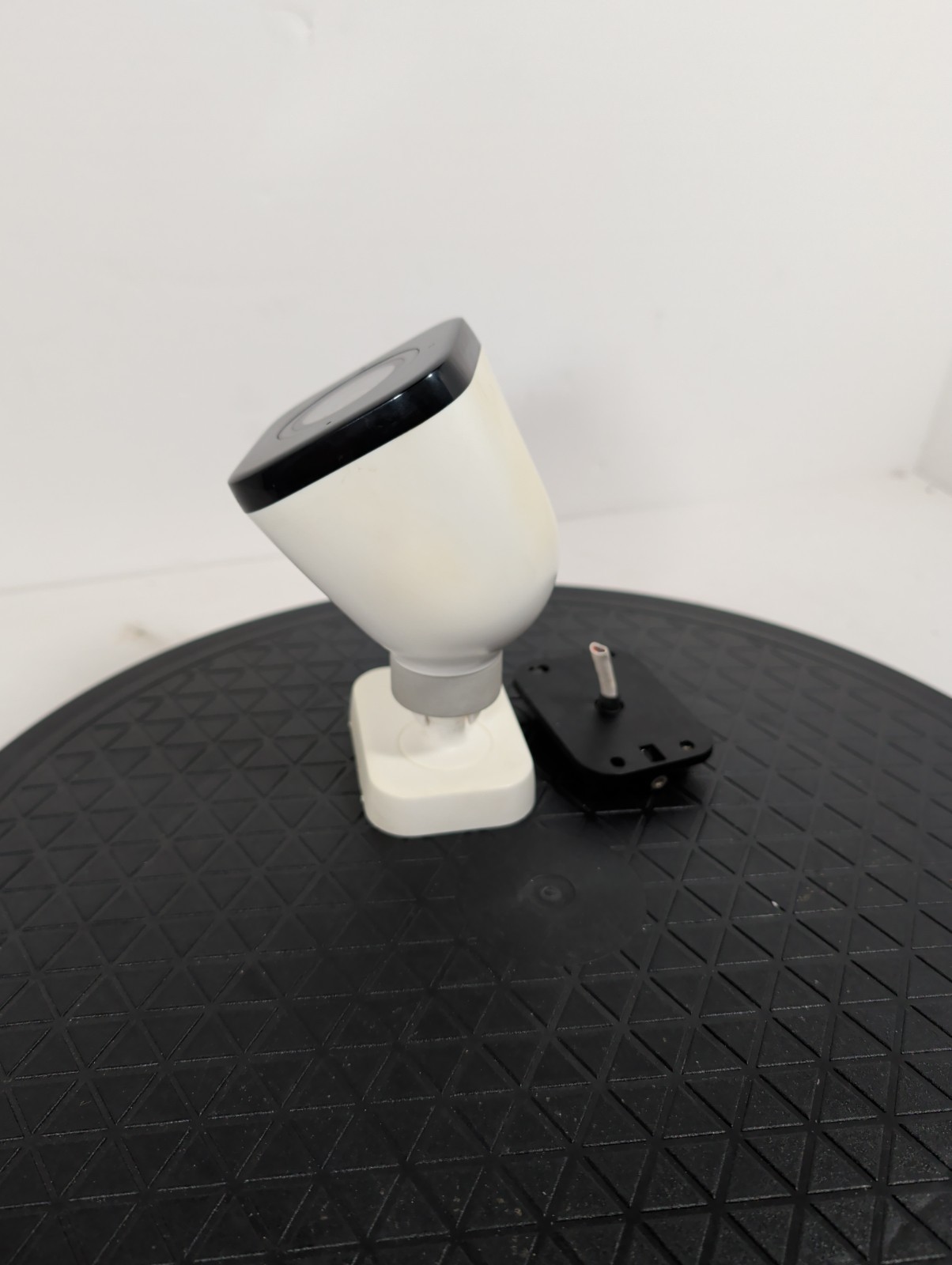 Vivint Outdoor Camera Pro VS-ODC300-WHT 1080p Cube Camera W/ Back Plate Sun Fade