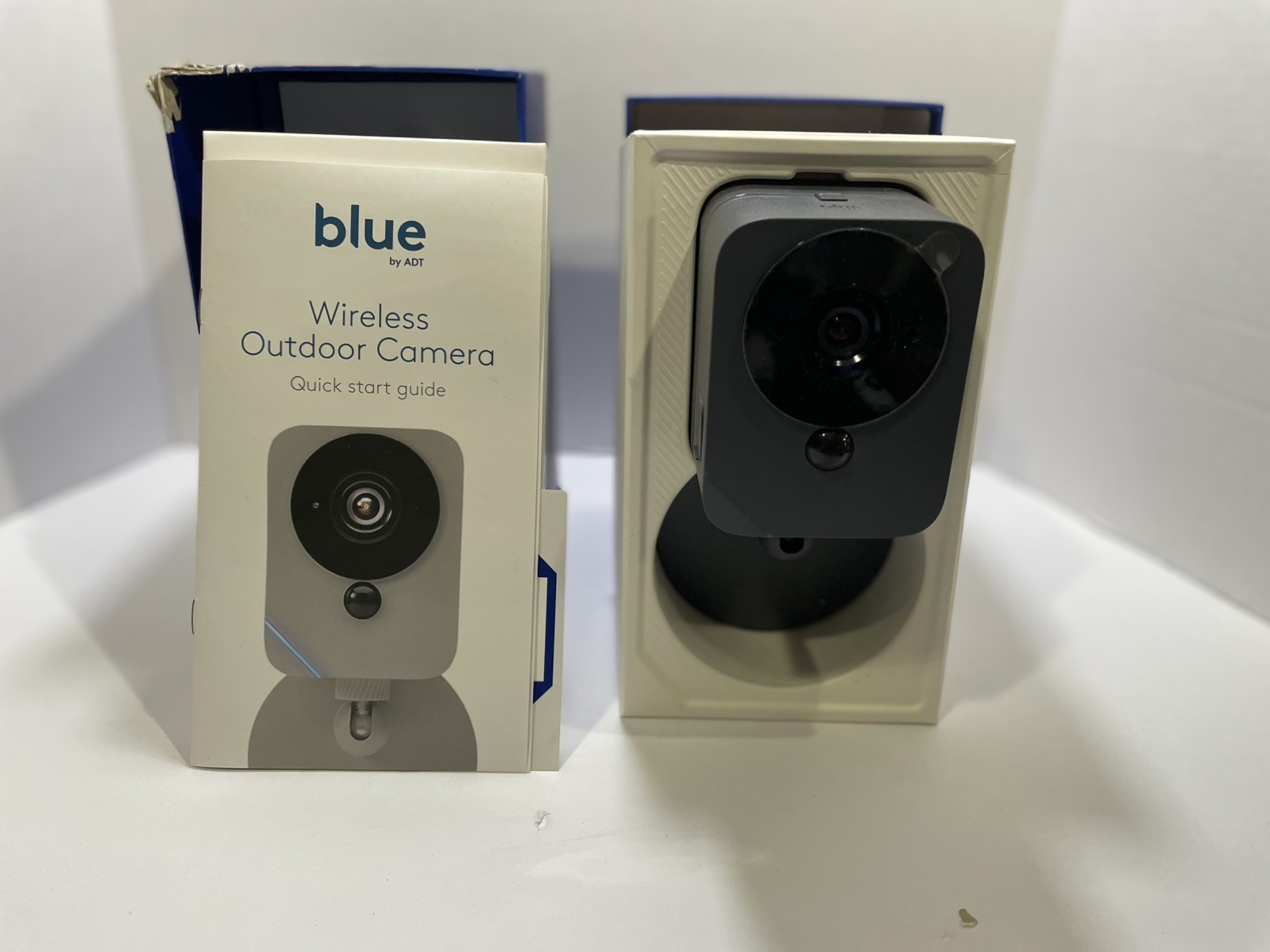BLUE by ADT SCE2R0-29 Outdoor Security Camera Wireless Pearl Gray NEW READ