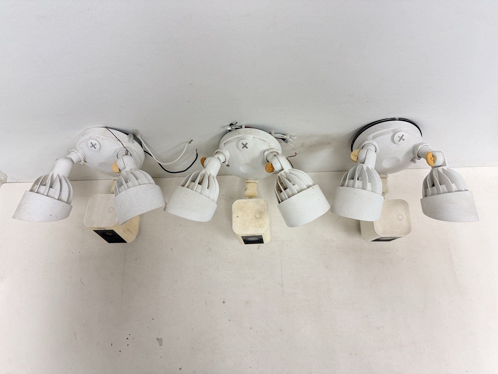 Lot of 3 – Ring Wired Outdoor Floodlight Cameras in White. FOR PARTS, DON’T WORK