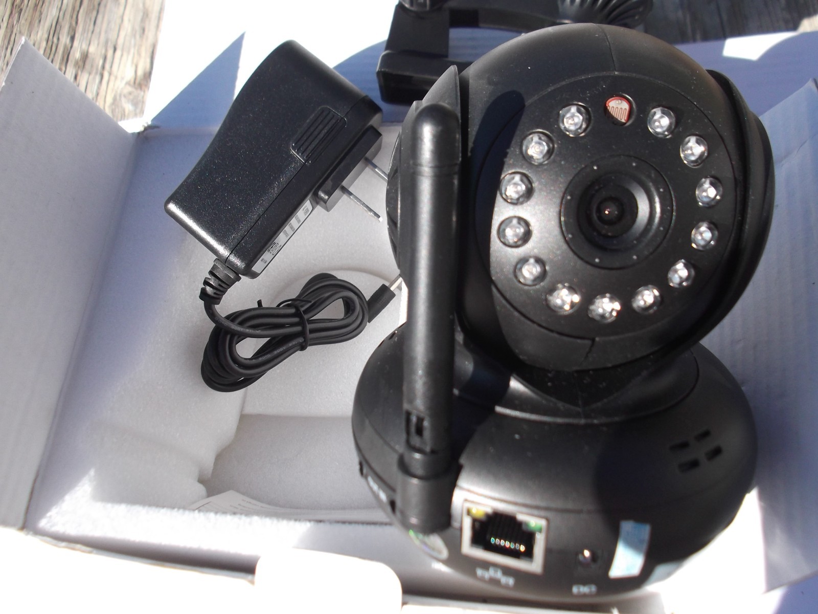 WANSCAM WIRELESS/WIRED IP CAMERA CMOS 3.6mm Lens 13 LED Night Vision P2P NETWORK