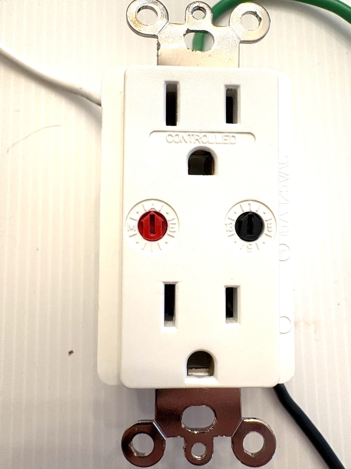 X-10 Pro PA011 Wall Receptacle Module – 120 Volt & 15 Amps.