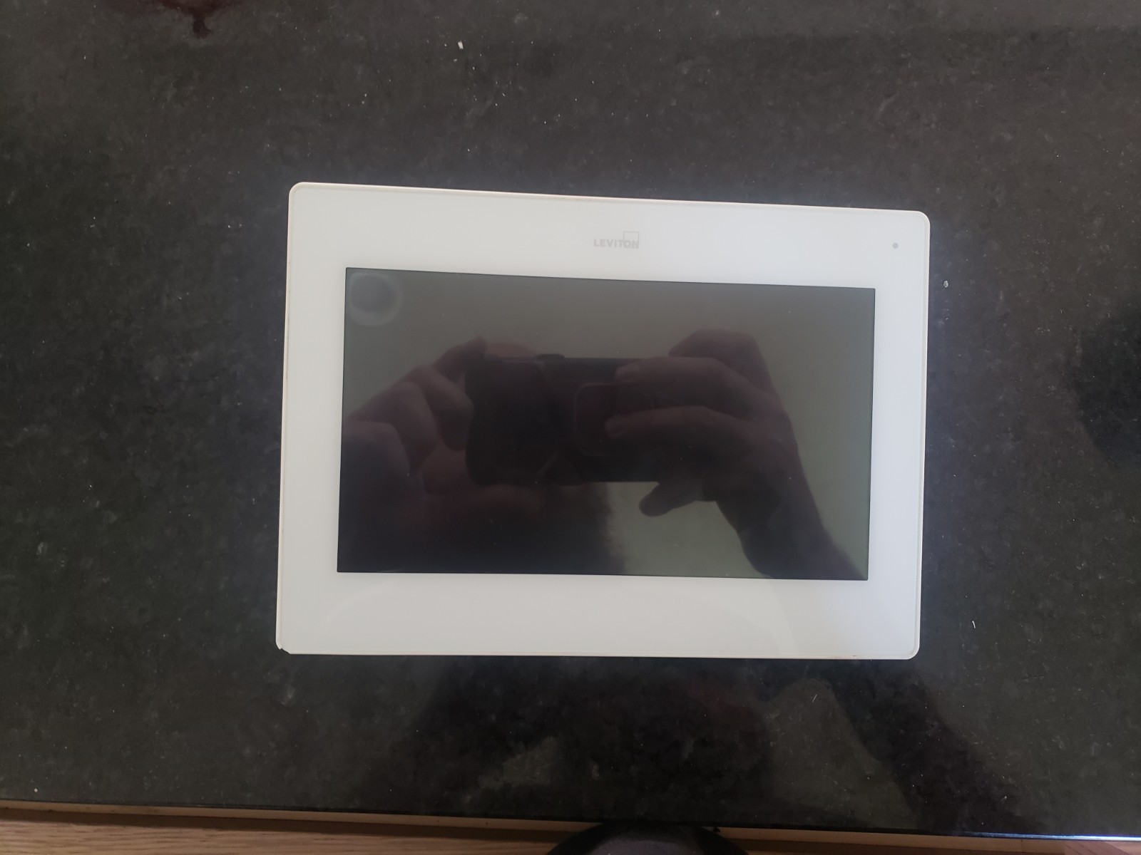 Leviton (99A00-1) OmniTouch 7 Touchscreen White