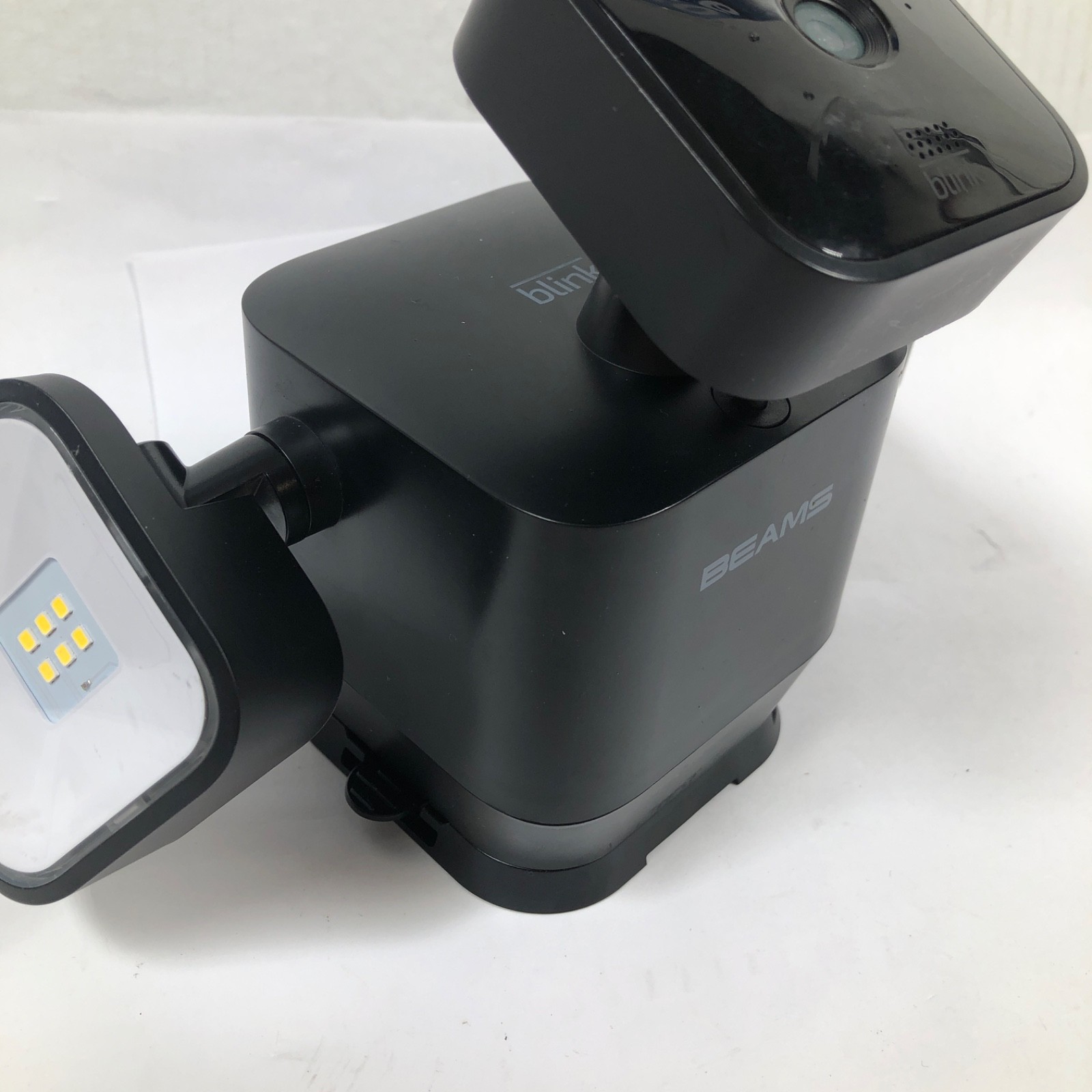 Blink Outdoor Wireless HD Security Camera with Floodlight BAC044600U w/ Mount