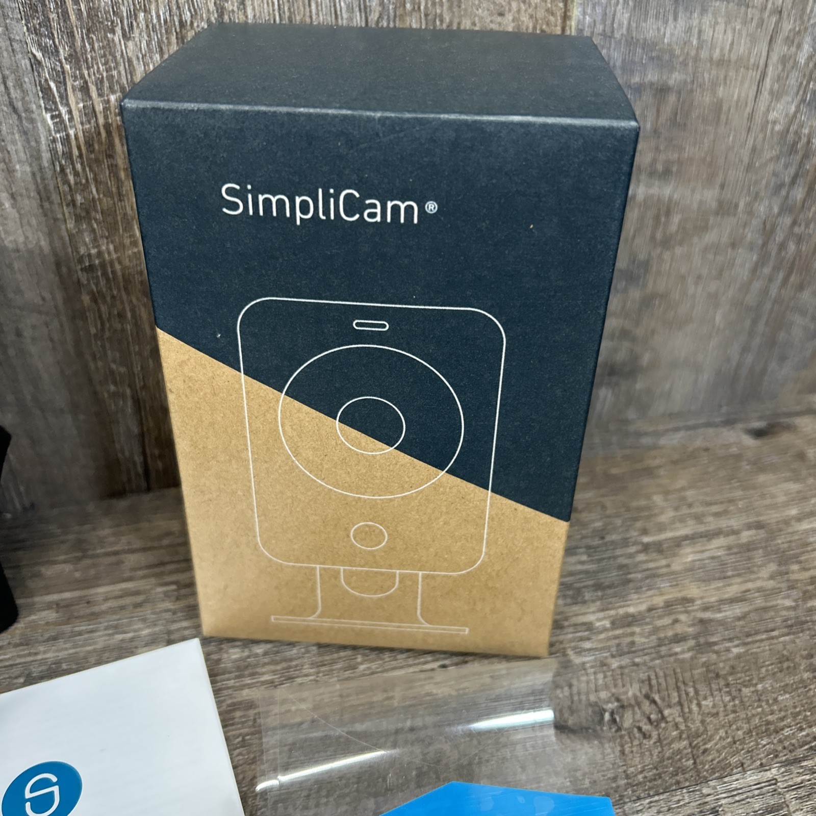 SimpliSafe Indoor Camera Wi-Fi HD Security Camera SSCM1 + Wall Charger + cord !!