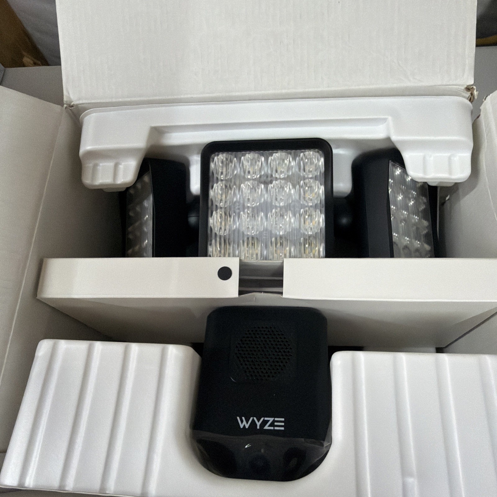Wyze Cam Floodlight Pro, 3000 Lumen LEDs, 180° Wide View 2K HD Outdoor BLACK