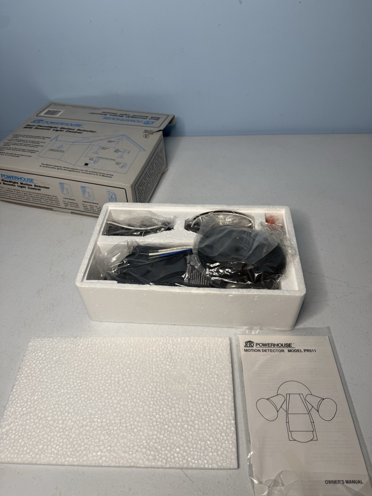 X-10 POWERHOUSE Dual Floodlight Motion Detector w/ Remote Control PR511 NEW NOS