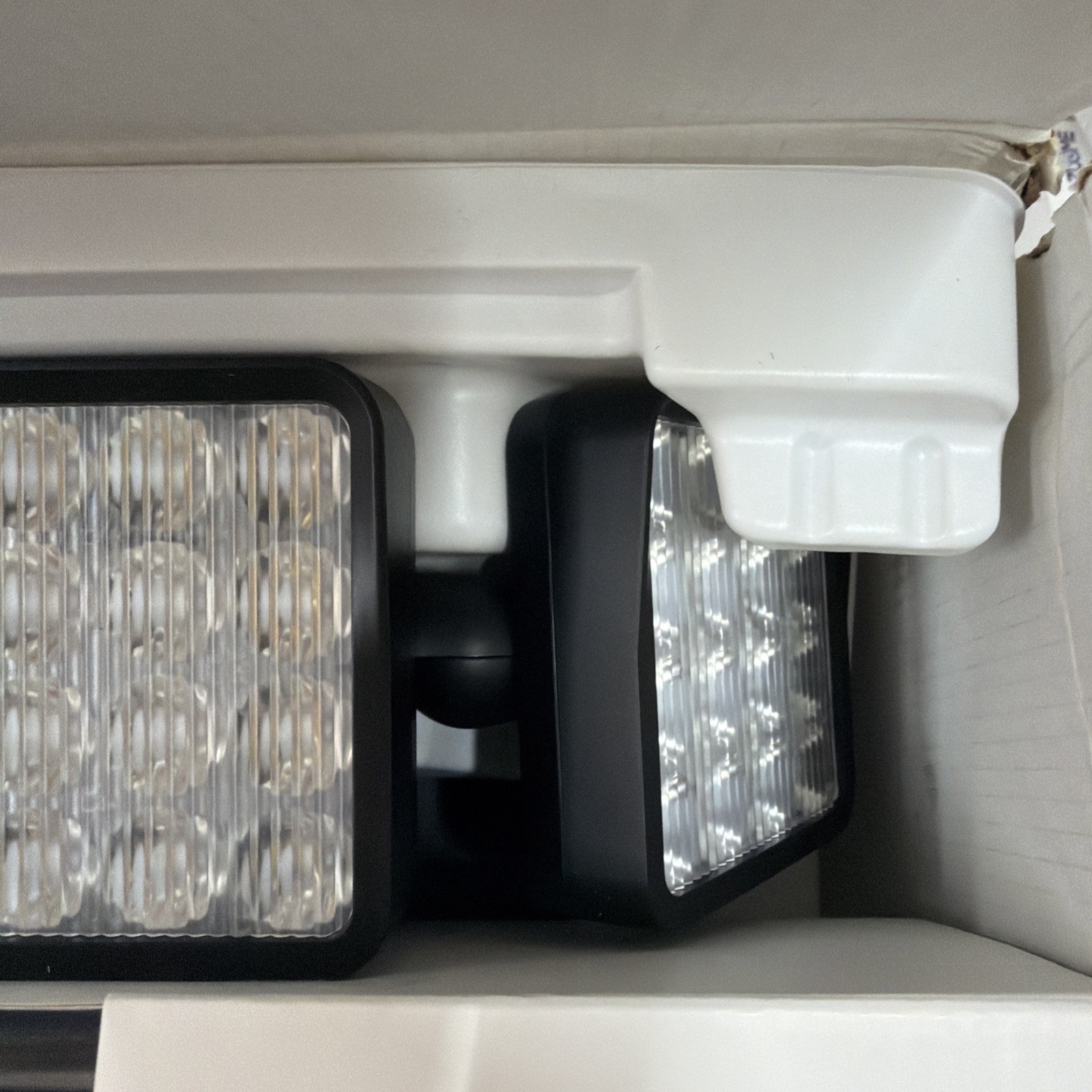 Wyze Cam Floodlight Pro, 3000 Lumen LEDs, 180° Wide View 2K HD Outdoor BLACK