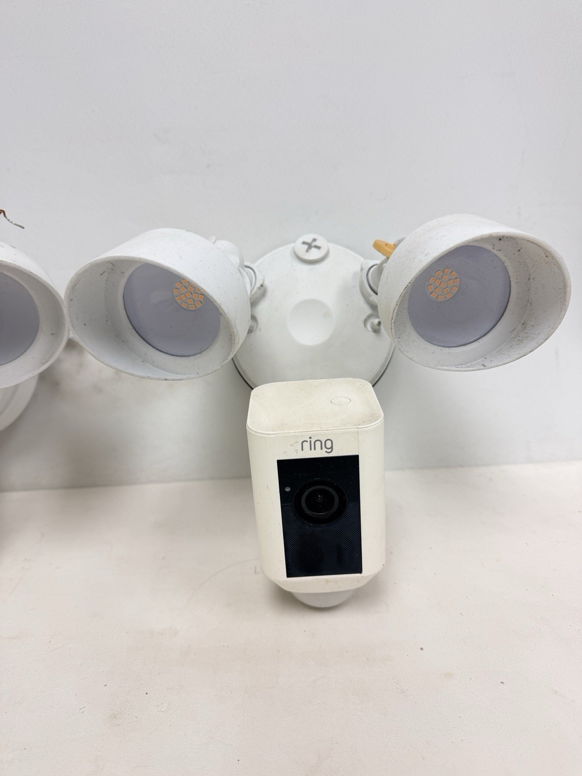 Lot of 3 – Ring Wired Outdoor Floodlight Cameras in White. FOR PARTS, DON’T WORK