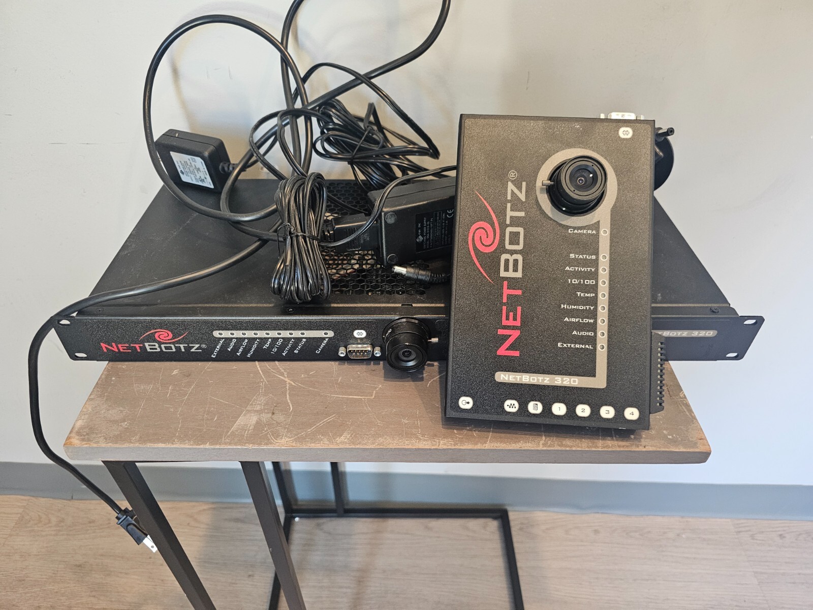 2 APC NETBOTZ 420/320 Wall Appliance w/ Camera 420/320