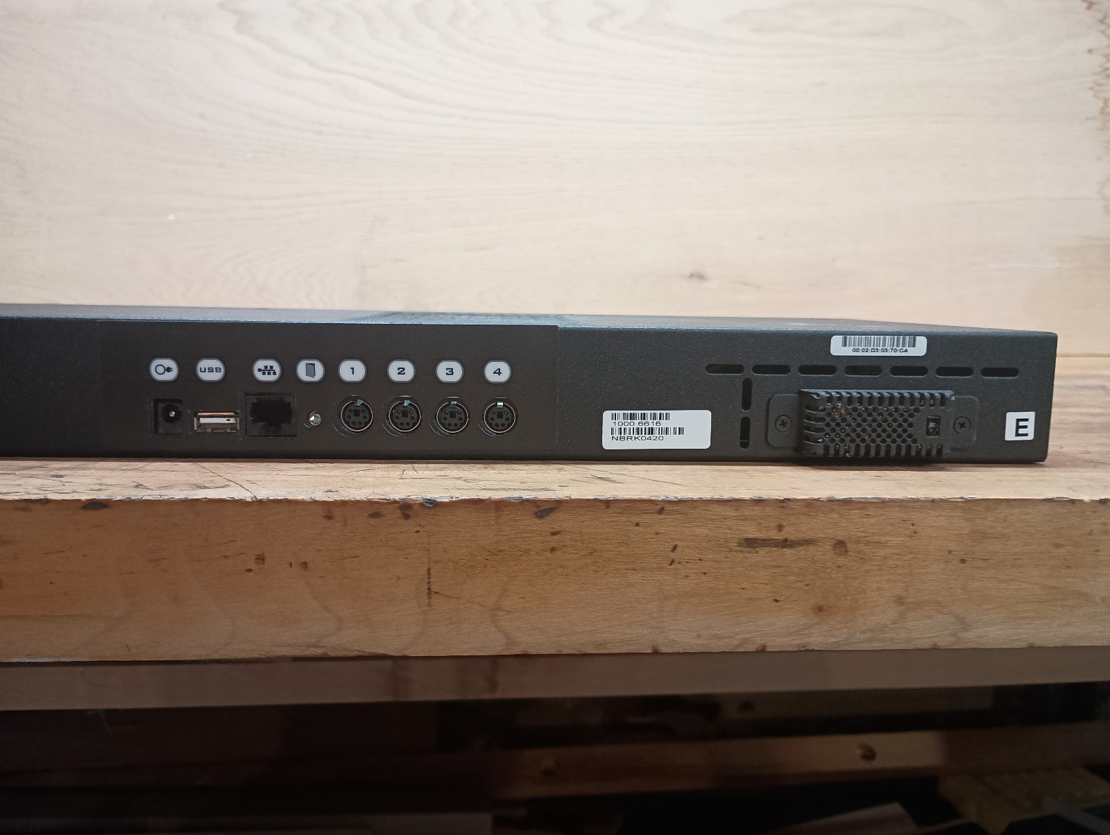 APC NetBotz 420 Rack-Mountable Monitoring Appliance with Camera – Preowned