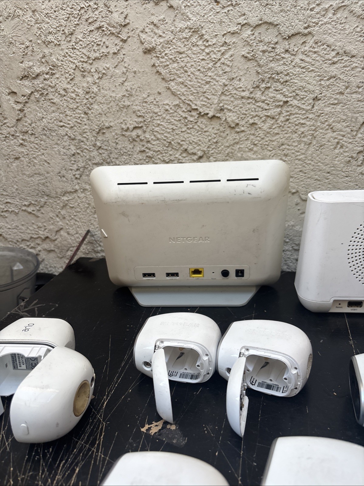 1 NETGEAR Modem1 Arlo 4 Arlo3030 And 2-4030 4 Batteries 1 Magnetic All Works