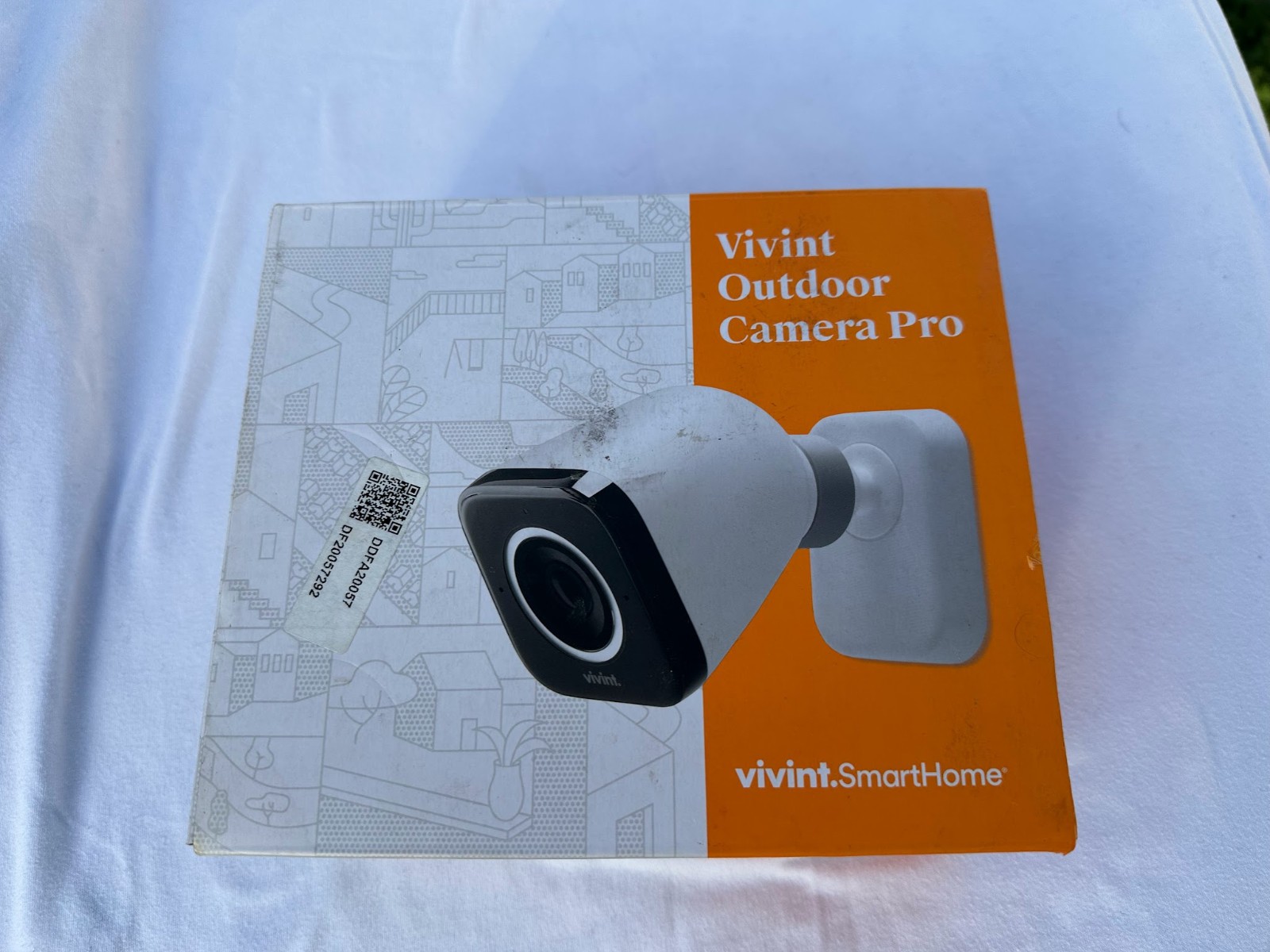 Open Box Vivint Outdoor Camera Pro – VS-ODC300-WHT Gen 1 White