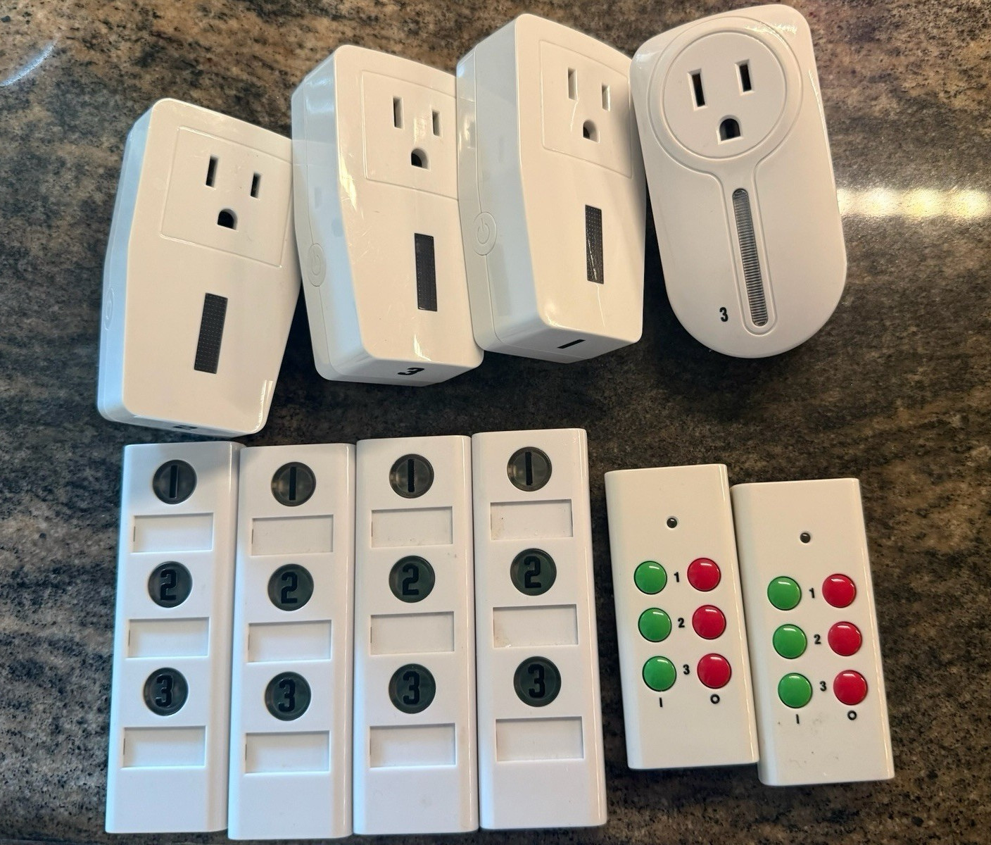 [TESTED] Lot of 4 Plug-In Remote Control Plug Outlets, Battery NOT included