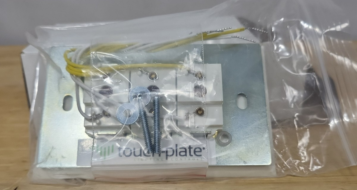 Touch Plate Lighting Controls White 5000 Series Triple Switch 500S1-0300-WHT