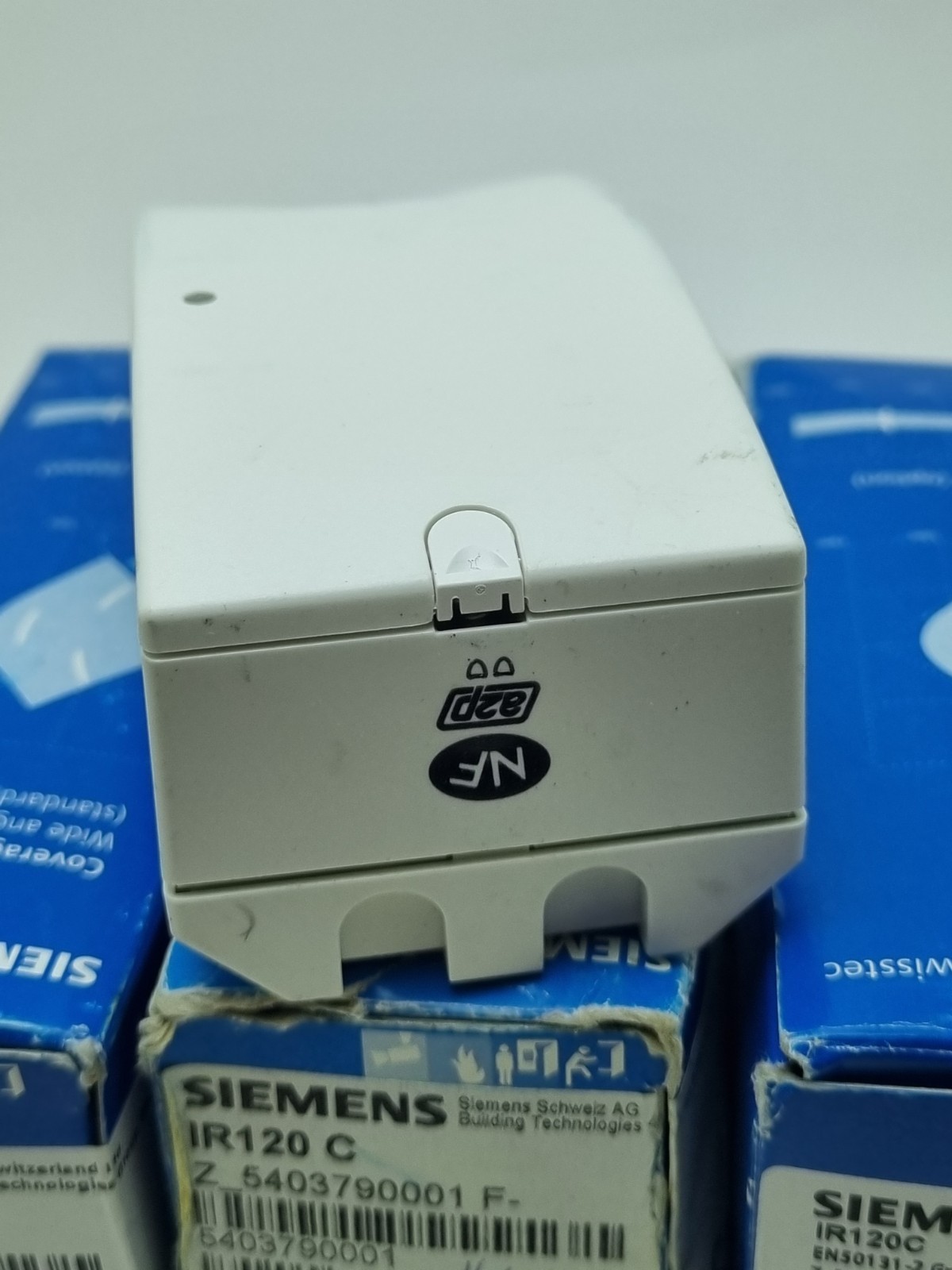 4x Siemens IR120MD – PIR detector, 12 m wide angle + 1xSiemens IMKW6-10 Wireless