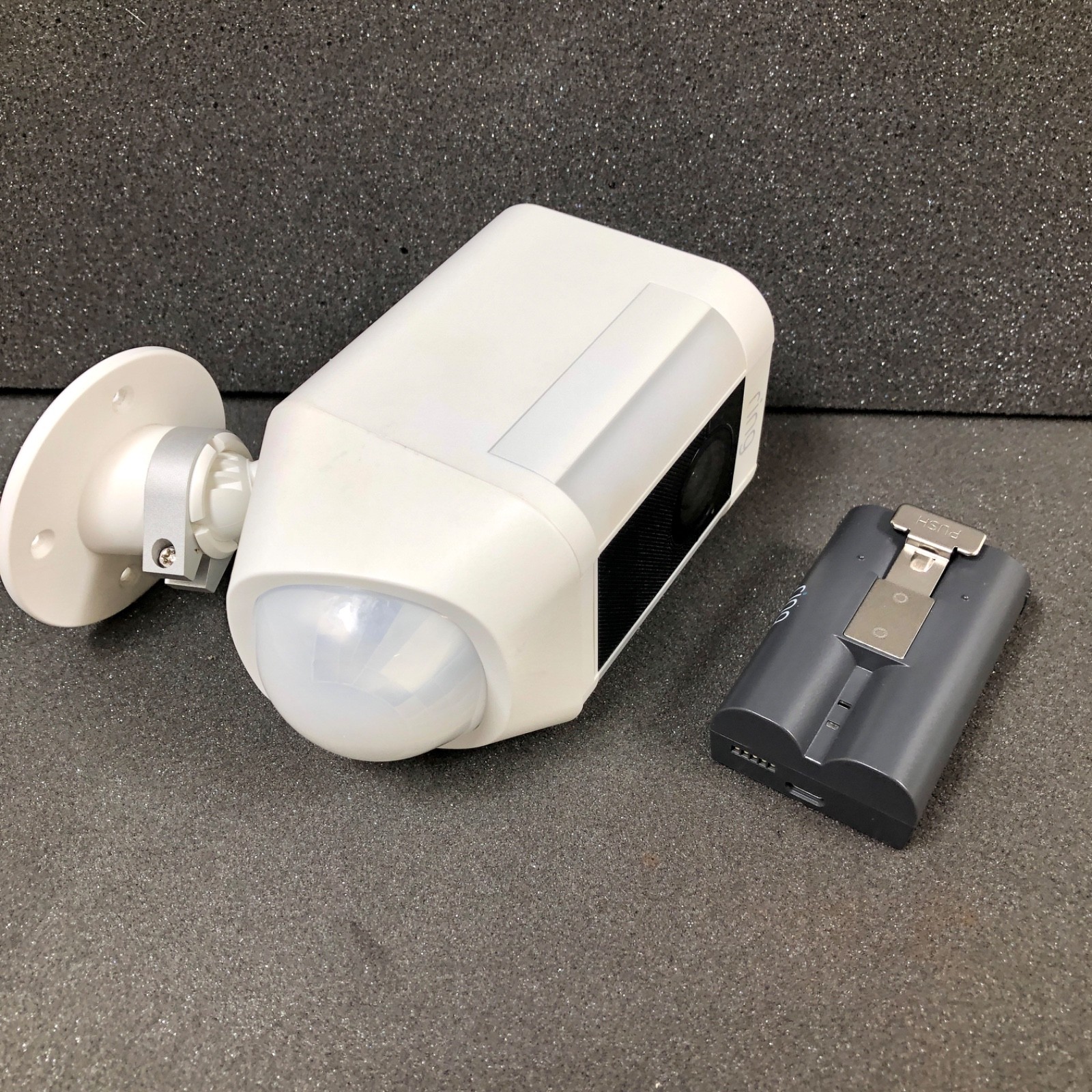 Ring Spotlight Cam Wireless White Outdoor Camera Battery 5AT3S8