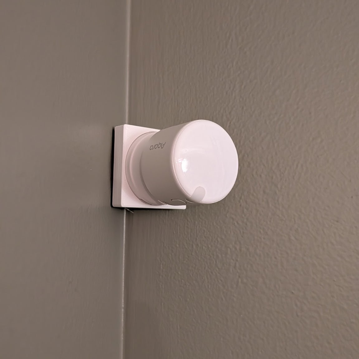 Aqara FP300 Presence Sensor Corner Mount | Magnetic No-Drill Adhesive Bracket